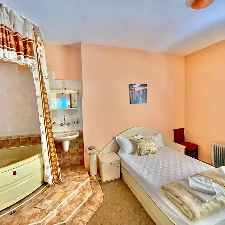 Jackie House Гостевой дом 4*